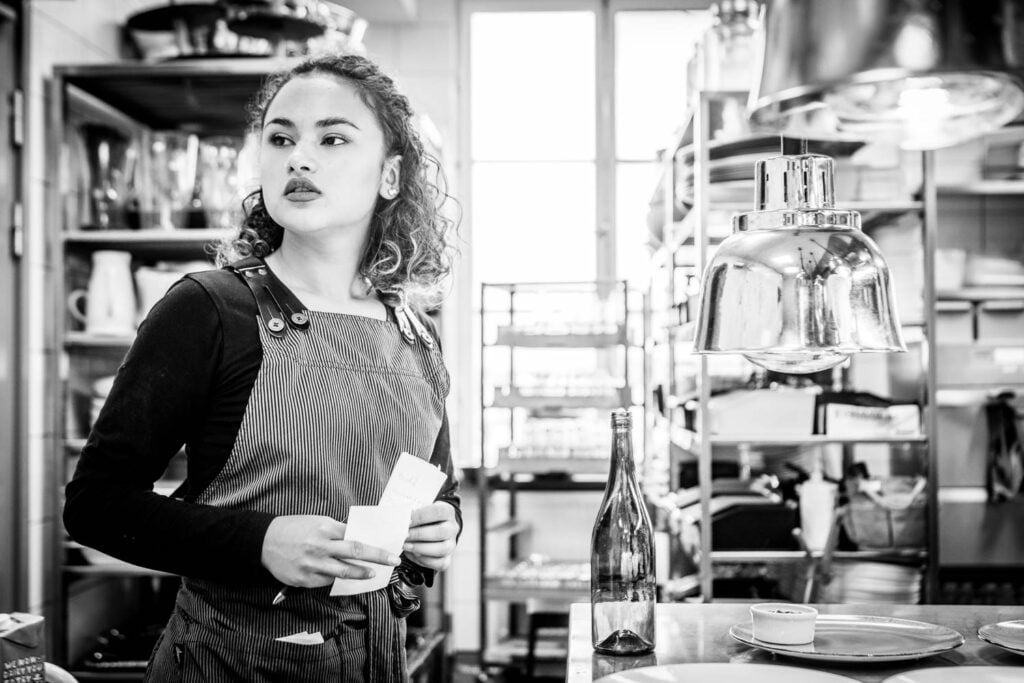 Joline ser över kvällens sittningar