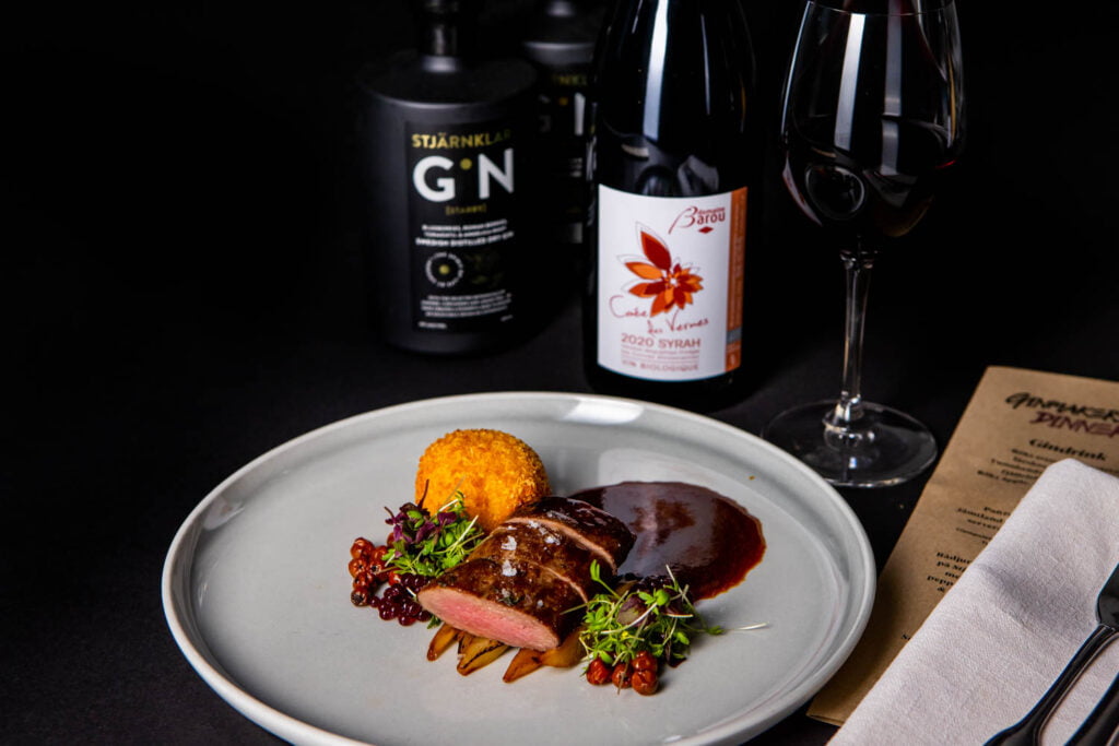 Varmrätt under ginmiddagen