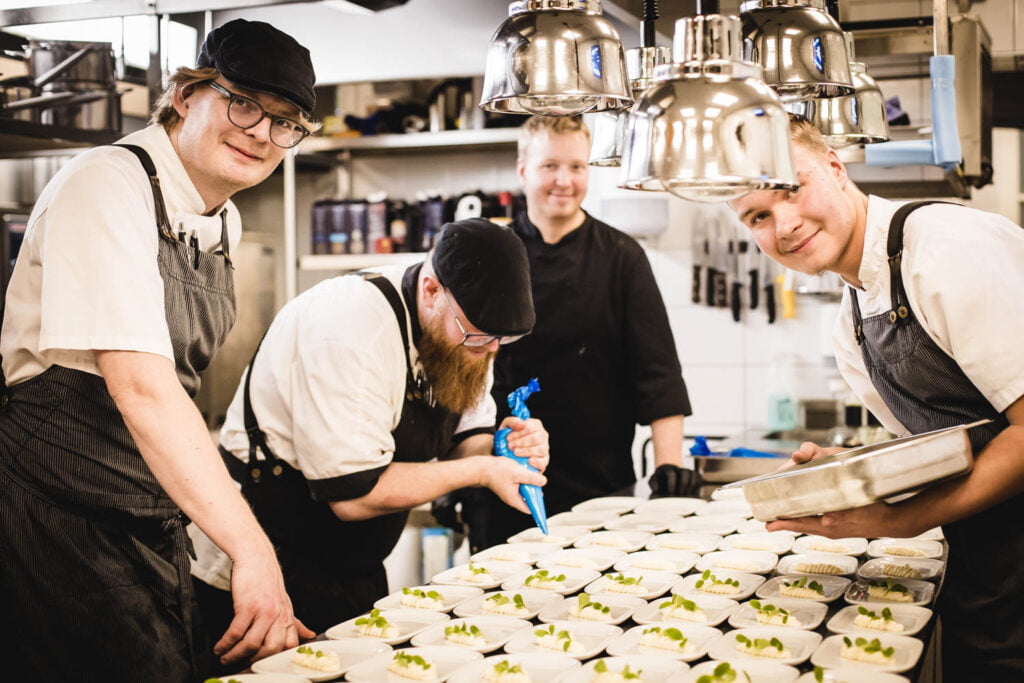 Glatt gäng i köket förbereder förrätten
