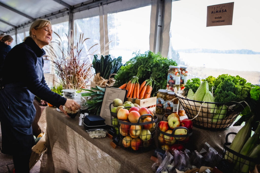 Tina pysslar på höstmarknaden