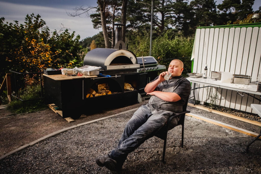 Vår pizzabagare vilar sig mellan baken