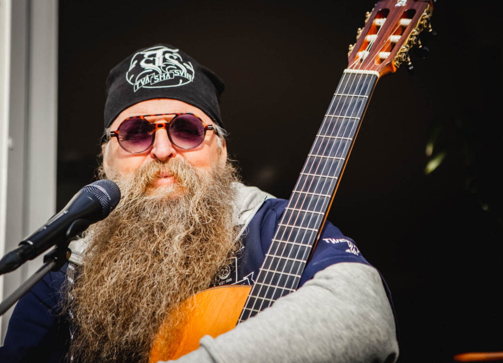 Ubbe Holm spelar skön musik