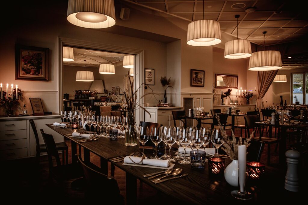 Uppdukade bord i matsalen