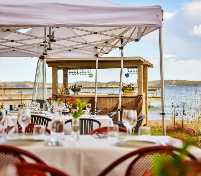 Uppdukat till fest utanför Strandhuset