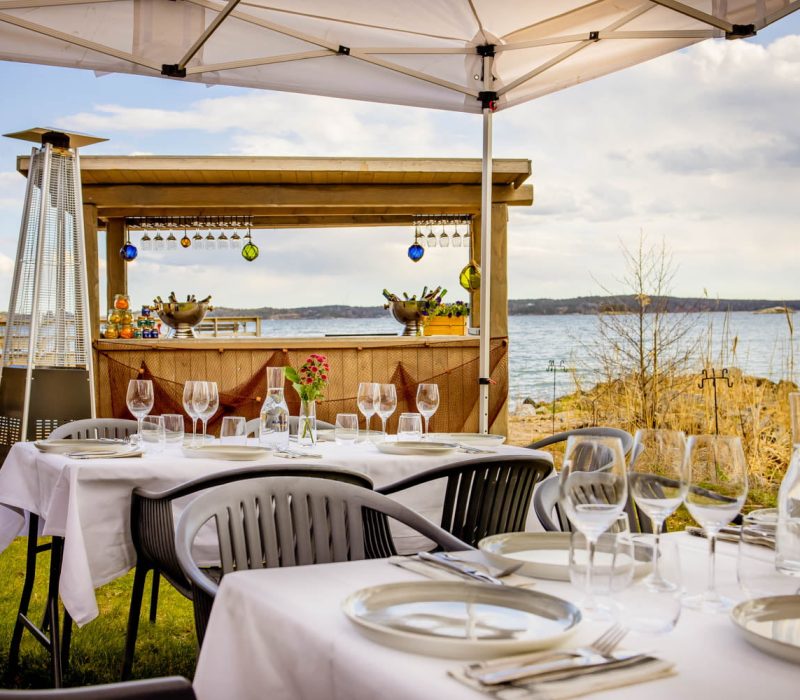 Uppdukat till fest utanför Strandhuset